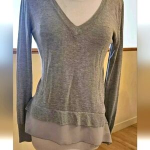 V-NECK Sweater Women's Size M Gray Ruffle Hem Knit Pullover Long Sleeve